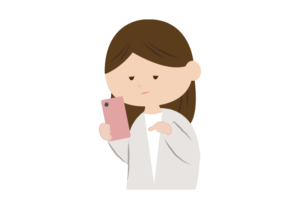 眠たそうな表情でスマホを触る女性