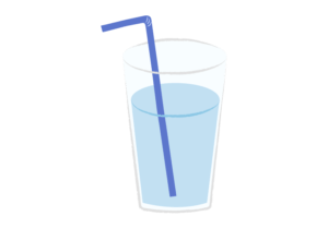 水を注いたストロー付きのコップ